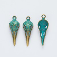 Colgante de aleación con diseño de calavera de cuervo en filigrana y cabeza de pájaro de pico largo para collar gótico de lector de tarot
