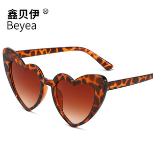 Lunettes de soleil Beyea en forme de cœur, monture noire, charnières métalliques, design tendance pour les activités de plein air - Product Image 5
