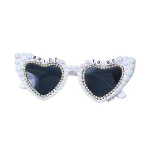 Regalos Personalizados para Damas <span class=keywords><strong>de</strong></span> Honor, <span class=keywords><strong>Gafas</strong></span> <span class=keywords><strong>de</strong></span> <span class=keywords><strong>Sol</strong></span> con Forma <span class=keywords><strong>de</strong></span> Corazón Negro y Letras <span class=keywords><strong>de</strong></span> Diamantes para Celebraciones Previa al Boda, Accesorios para la Tribu <span class=keywords><strong>de</strong></span> la Novia - Product Image 3