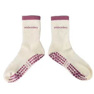 جوارب مخصصة بشعار مطرزة مضادة للإنزلاق للصالة الرياضية بيلاتيس قبضة للكاحل طاقم مع أحرف مخصصة للنساء جوارب الصبار واليوغا - Product Image 2