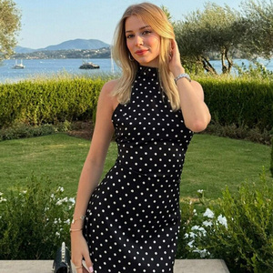 Elegante Vestido Negro de Puntos con Cuello Alto, Sin Mangas, Ajustado, Largo hasta la Rodilla, para Fiestas de Verano - Product Image 1
