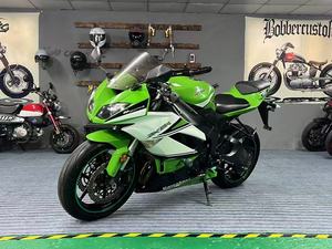 Motocicleta <span class=keywords><strong>Kawasaki</strong></span> Ninja ZX6R 636cc con Motor Refrigerado por Agua, 129HP, Supersport, con Electrónica Avanzada para Pilotos Experimentados, Motocicletas Usadas - Product Image 2