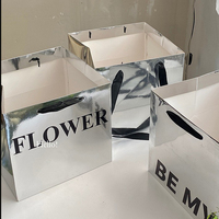 Bolsa de Regalo de Lujo con Espejo Plateado y Diseño Floral, Superficie Cromada Reflectante, para Presentaciones de Alta Gama en Instagram