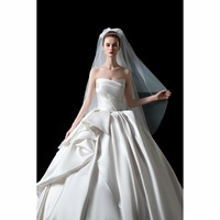 Robe de mariée de luxe classique sans bretelles en satin, style robe de bal, avec fleurs en dentelle, grande taille, corsage drapé, jupe à volants, traîne chapelle, sur mesure
