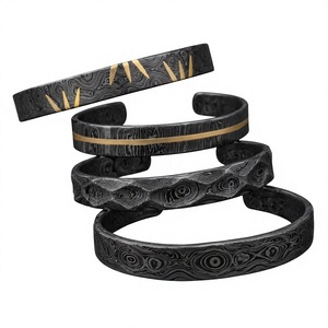 Brazalete de Acero de Damasco Forjado a Mano con Incrustaciones de Latón en Forma de Luna, Anillo de Juramento, Regalo para Él - Product Image 1