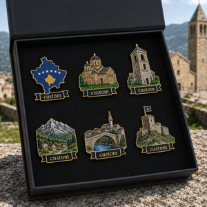 Set di Spille in Smalto Personalizzate a Tema Kosovo, Scatola Regalo, Spilla da Bavero Monastero Medievale, Souvenir Turistico, Collezione Balcani Highland - Product Image 1