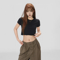 T-shirt court en coton à bords bruts pour femme, col rond, manches courtes, coupe ajustée, style streetwear minimaliste