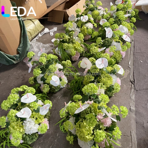 Arrangements de fleurs LED personnalisées au toucher réel pour mariage, centre de table en forme de boule de fleurs d'hortensia irrégulières blanches et vertes - Product Image 1