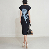 Robe midi plissée pour femme, prête à être expédiée, imprimé floral rose rêveur, coupe ajustée, en crêpe, sans manches, infroissable, taille unique, pour tous les jours