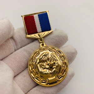 Tenere un <span class=keywords><strong>loto</strong></span> 3D <span class=keywords><strong>oro</strong></span> inciso personalizzato distintivo dell'emblema <span class=keywords><strong>d</strong></span>'onore souvenir - Product Image 4
