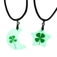 Collier Pendentif Trèfle à Quatre Feuilles Lumineux et Porte-Bonheur, Brille dans le Noir, avec Étoile Croissant au Dos