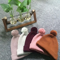 Logotipo personalizado 100% algodón Color sólido invierno acanalado tejido niños niño recién nacido bebé gorros con pompón