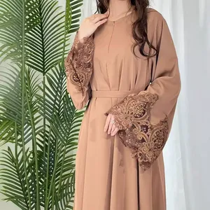 Robe Abaya personnalisable en couleur unie avec poignets en dentelle florale et fermeture éclair sur le devant, vêtements islamiques pour femmes grandes tailles - Product Image 5