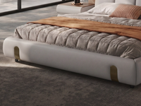 Lit en cuir de vachette de qualité supérieure au design minimaliste italien, avec structure en bois de sapin et en acier, garnissage en éponge haute résilience
