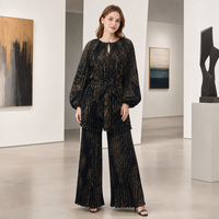Ensemble deux pièces plissé Miyake élégant pour femme : Tunique longue à imprimé floral artistique et pantalon large, idéal pour les tenues de villégiature et le quotidien