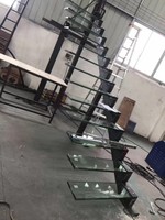 Escaliers en acier inoxydable de luxe intemporels: ornés de balustrades en bois pour un loft luxueux et aéré