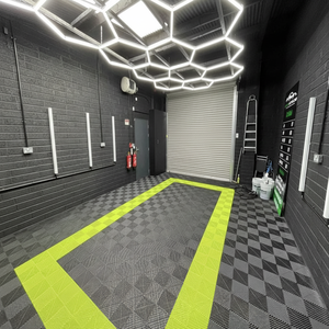Carreaux de sol ou tapis à emboîter pour magasin de détail de voiture - Product Image 1