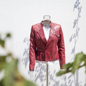 ソースファクトリーOEM レディース本革バイカーブレザー カスタムソリッドレッド斜めジッパーベルト留めラムスキンブレザー - Product Image 1