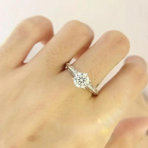 Anello in Oro Bianco con Diamanti T0424, Anello di Fidanzamento da Donna con Diamante Naturale Taglio Brillante Rotondo Colore G e Pietre Laterali - Product Image 2