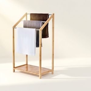 Porte-serviettes autoportant moderne en bambou à 3 niveaux avec étagère <span class=keywords><strong>de</strong></span> rangement inférieure, étagère à serviettes en forme d'échelle naturelle, mobilier <span class=keywords><strong>de</strong></span> <span class=keywords><strong>salle</strong></span> <span class=keywords><strong>de</strong></span> <span class=keywords><strong>bain</strong></span> durable - Product Image 1