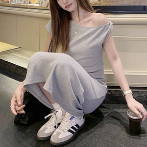 فستان نسائي صيفي رمادي عتيق الطراز بكتف واحد مائل، بأكمام قصيرة وخصر مرتفع، ضيق ومصمم لتنحيف الجسم، بطول متوسط - Product Image 4