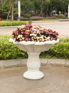 Vaso da Fiori Vintage Minimalista per Balcone, Decorazione da Esterno per Cortile, Grande Vaso a Piedistallo, Scultura Ornamentale per Matrimoni - Product Image 1