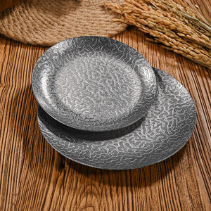 Plato de Cena Redondo Profundo de Acero Inoxidable 304 con Relieve Retro para Uso en Hoteles y Fiestas - Product Image 1