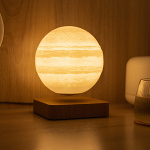 Décoration d'intérieur Chargeur sans fil à induction Lumière de nuit douce et chaude Table de chevet Lévitation magnétique Mars <span class=keywords><strong>Lune</strong></span> Jupiter Saturne Lumière de pièce - Product Image 5