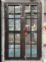 Porte battante en aluminium et bois avec design grill Porte française double