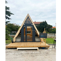 Maison préfabriquée moderne en forme de A avec un lit, une salle de bain, une cuisine, maison de villégiature triangulaire avec jardin pour hôtel