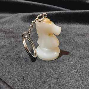 Porte-clés en résine transparente avec des détails intégrés inspirés de la nature, finition polie, accessoire léger pour clés, sacs à main et significatif - Product Image 3