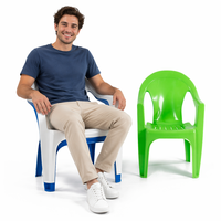 Chaise de salle à manger en plastique couleur personnalisée, haute résistance, empilable, design moderne et minimaliste, avec accoudoirs, pour la restauration commerciale