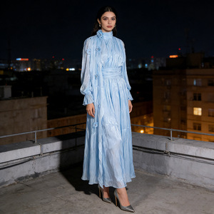 Robe longue pour femme, style été 2026, nouvelle collection, col montant, fleurs en relief, taille cintrée, en tissu fluide bleu, luxe léger - Product Image 3