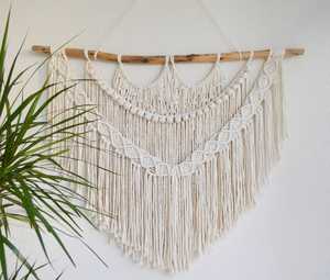 Décoration murale bohème en macramé triangulaire, tissée à la main en corde de coton avec franges et barre en bois pour salon - Product Image 3