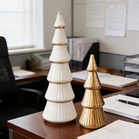 Décorations de table de Noël dorées en gros d'usine, ornements de Noël nordiques populaires en forme de sapin pour bureau