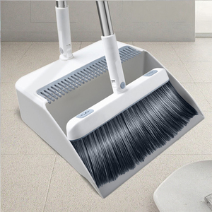 <span class=keywords><strong>Balai</strong></span> à fibres souples modernes avec pelle intégrée – Design portable, nettoyage facile, se range verticalement avec crochet - Product Image 2