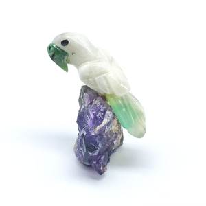 Sculpture de perroquet en pierre brute brésilienne : Zoisite rubis/Calcite blanche/Chrysoprase/Amythyste - Product Image 1