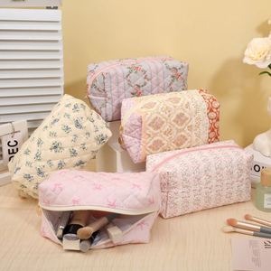 Wholesale <b>Large</b> Capacity Portable Cosmetic Vintage Floral Makeup Pouch Organizer Zipper Toiletry Bag - Product Image 6