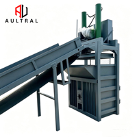 Presse à balles hydraulique verticale industrielle avec convoyeur pour les applications de recyclage du papier, du carton, du plastique et des déchets.