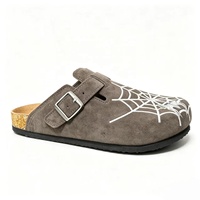 Sandales mules en daim personnalisées ODM unisexes, chaussures à enfiler en cuir avec logo ODM et semelle intérieure en liège souple avec soutien de la voûte plantaire pour un ajustement confortable