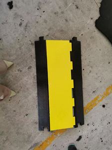 Protector de Cables, Rampa de 1-5 Canales, Amarillo y Negro, Reflectante, para Construcción, Estacionamiento, Entrada de Vehículos - Product Image 2