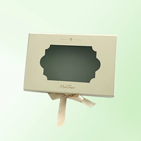 Boîte cadeau personnalisée de luxe en matériaux recyclés blanc crème, finition mate, avec fenêtre transparente pour les femmes enceintes, souvenirs de bébé
