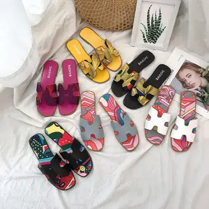 2024 sapatos femininos de verão nova versão coreana fora usa chinelo plano sandálias de salto plano sandálias de verão atacado slides macios