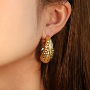 ต่างหูสแตนเลสทรงหยดน้ำชุบทองสำหรับผู้หญิง ราคาโรงงานขายส่ง เหมาะสำหรับสาวๆ - Product Image 2