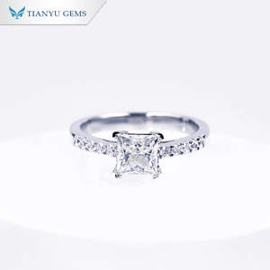 Anillo de Compromiso Romántico Solitario Tianyu de Plata de Ley S925 con Baño de Oro de 18k y Moissanita de Corte Princesa de Lujo de 5.5mm - Product Image 1
