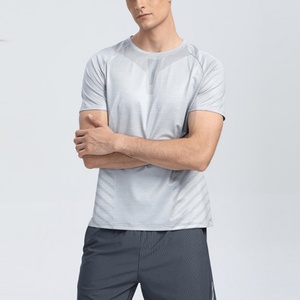 T-shirt de sport ajusté personnalisé à séchage rapide, vêtements de sport en gros, vêtements d'entraînement pour hommes, t-shirt de course à manches courtes pour la salle de sport - Product Image 3