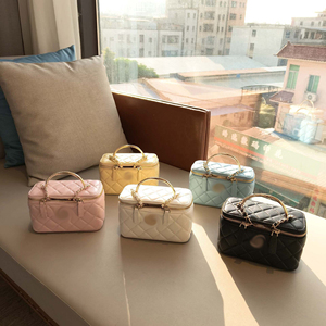 <span class=keywords><strong>Ch</strong></span> Love Designer Bolsos de hombro para mujer Marcas famosas Edredón Caja cuadrada con cadena dorada Bolsos y monederos - Product Image 1