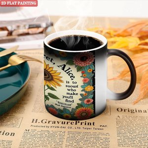 Taza de Cerámica Negra Esmerilada de 11 oz Sensible al Calor con Diseño Floral y Frase de Alicia - Product Image 5