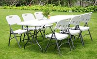 Table en plastique HDPE bon marché de 6 pieds 180cm pliée en deux pour les repas intérieurs et extérieurs
