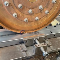 Machine de formage à froid de poutres de pare-chocs automobiles courbées de haute précision, ligne de pliage flexible en ligne contrôlée par servo
